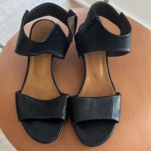 Coclico Black 1 inch Wedge Sandal